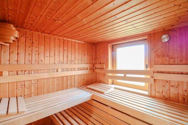 Herrlich großzügige  Sauna für mehrere Personen zum Entspannen