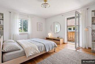 Großzügiges Schlafzimmer mit Zugang zum Balkon.