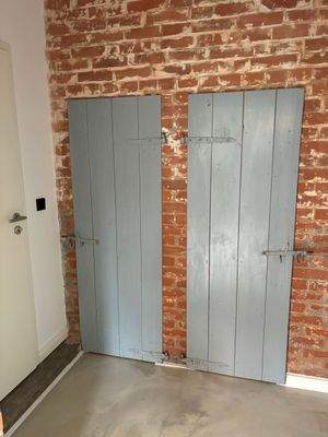 Alte Holztüren an Ziegelwand