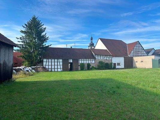 Großzügiges Grundstück und Nebengebäude