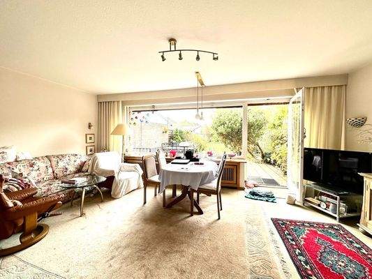 Wohnzimmer mit Zugang zum Garten