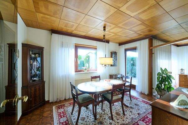 Esszimmer mit Zugang zur Terrasse