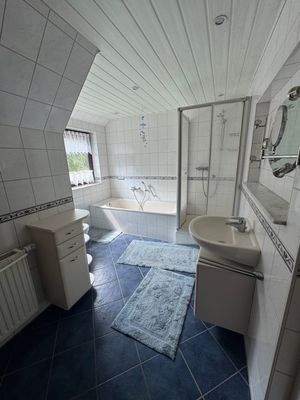 Badezimmer im Obergeschoß 
