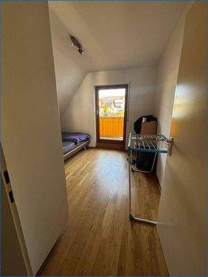 Blick ins Schlafzimmer mit kleinem Balkon