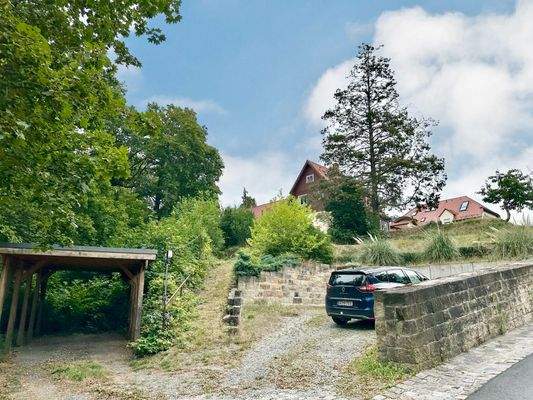 Grundstückseinfahrt mit Carport