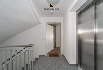 Treppenhaus mit Aufzug 