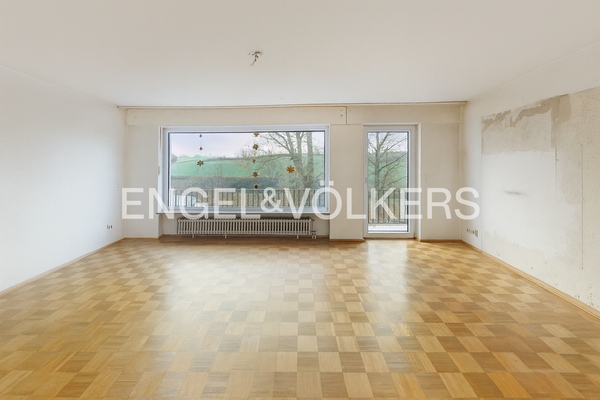 Großzügiges Wohnzimmer mit Zugang zum Balkon