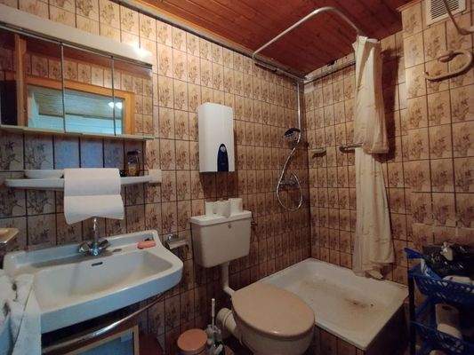 Badezimmer im Nebengebäude