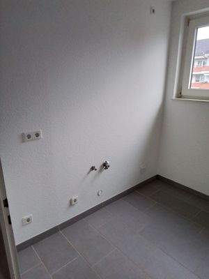 Leere Küche mit Fenster