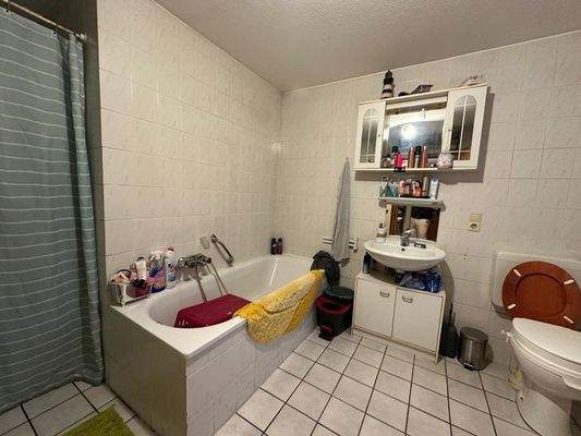 Badezimmer mit Wanne und Dusche Whg 1