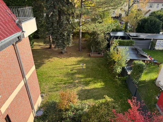 Blick in den Garten von der Logia