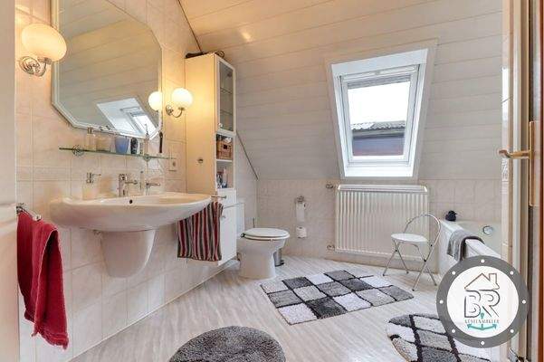 Badezimmer im Dachgeschoss