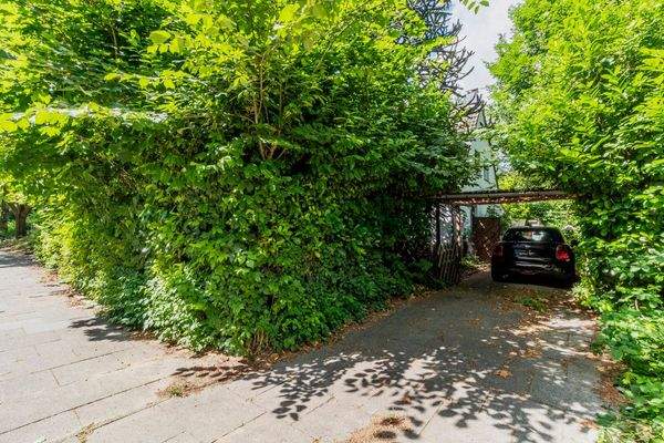 Auffahrt Grundstück rechts