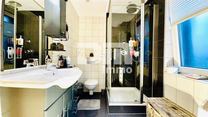 EG Badezimmer / Dusche / Handtuchwärmer