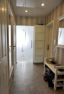 Komfortabler Eingangsbereich mit intelligenter Stauraum-Lösung 