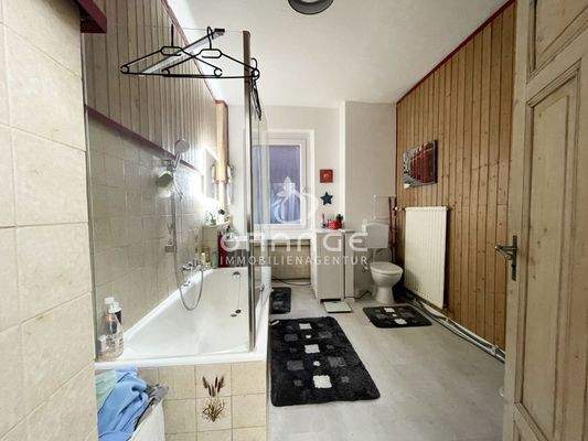 Zur Rechten das Badezimmer...