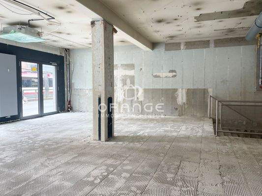 ...die Deckenlast wird durch Betonpfeiler abgefangen