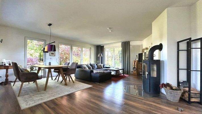 Wohnzimmer mit Kamin EG