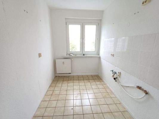 Helle Küche mit Fliesen