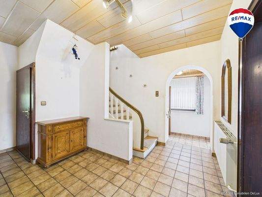 RE/MAX Immobilien DeLux Einfamilienhaus Körprich Flur