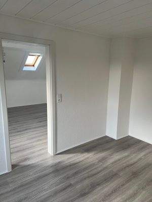 Schlafzimmer mit Blick ins Wohnzimmer