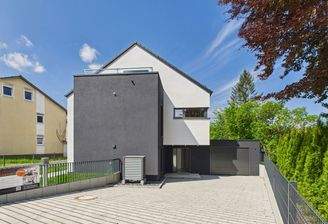 Hausansicht Einfahrt und Eingangsbereich