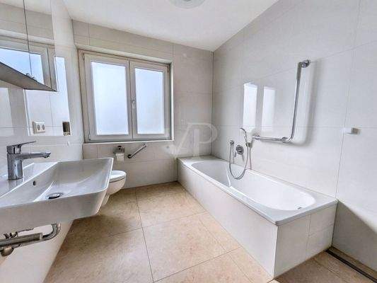 Badezimmer OG mit Badewanne und Dusche