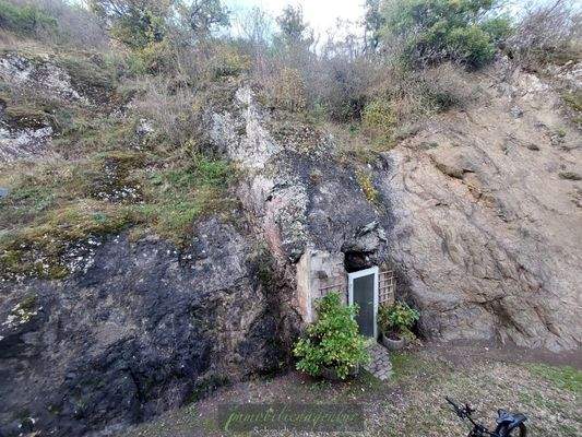 Eingang zum Felsstollen