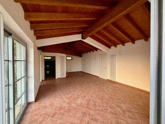 Das Wohnzimmer mit offener Küche