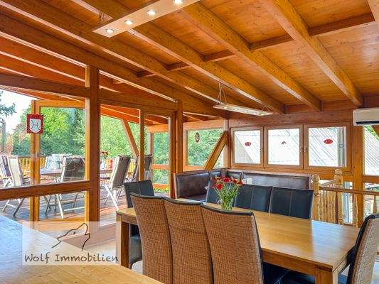 Geräumiger heller Wintergarten