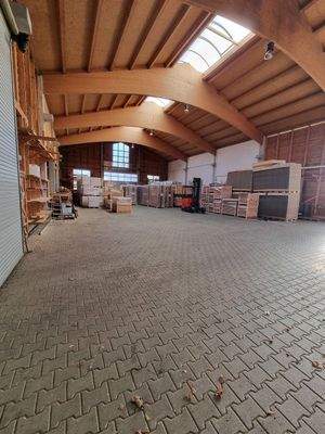 Abbundhalle - rechts Eingang Büro, links Werkstatt