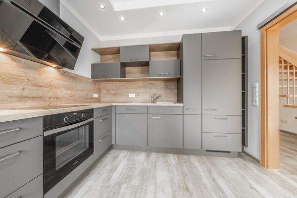 und ausgestatteter Küchenzeile