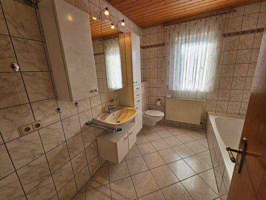 Bad mit Dusche u. Wanne