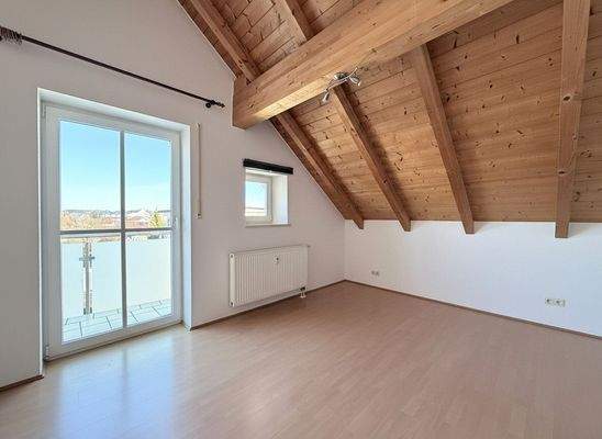 Wunderbar hell und mit Balkon Südseite