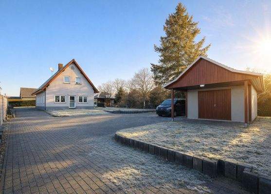 Garage und Parkplatz