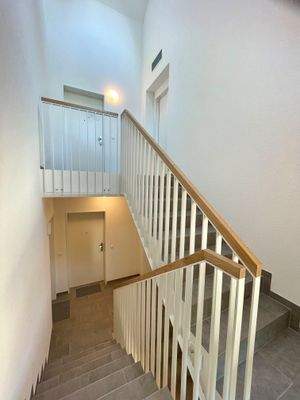 Treppenhaus mit Aufzug