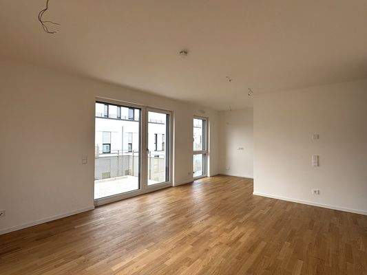 Helles Wohnzimmer mit Balkon