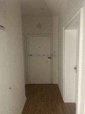 Weisser Flur mit Holzboden