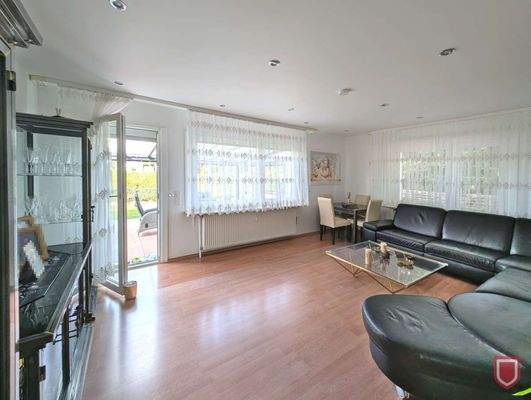 Wohnzimmer mit Terrassenausgang EG