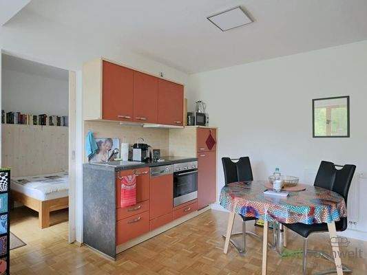 Küchenzeile uns Esstisch