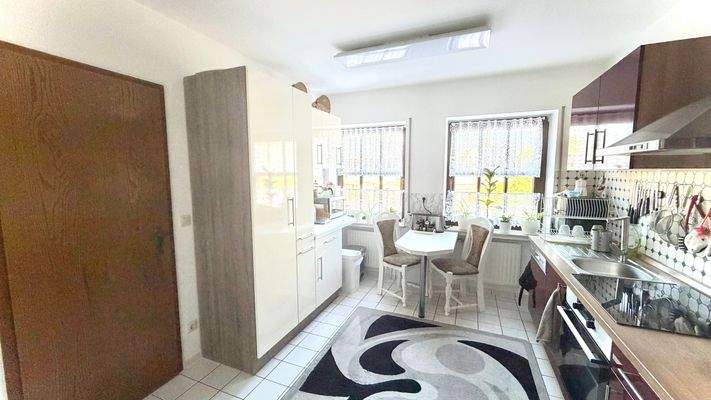 Helle Küche mit Essbereich