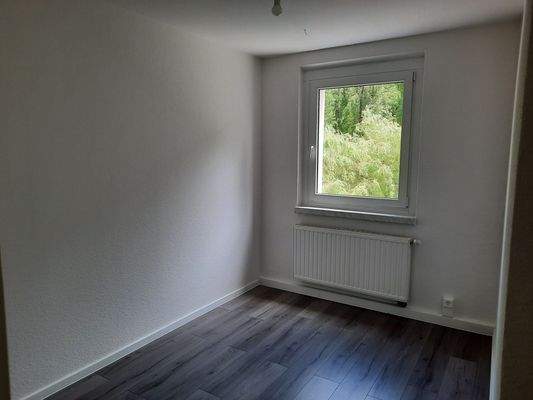 Leeres Zimmer mit Fenster