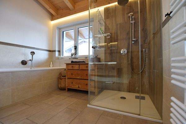 Bad mit Wanne, Dusche, Waschtisch