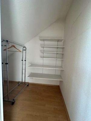 Im Schlafzimmer begehbarer Kleiderschrank