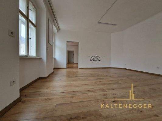 1. OG: nach Stufenaufgang links dritter der 3 Räume