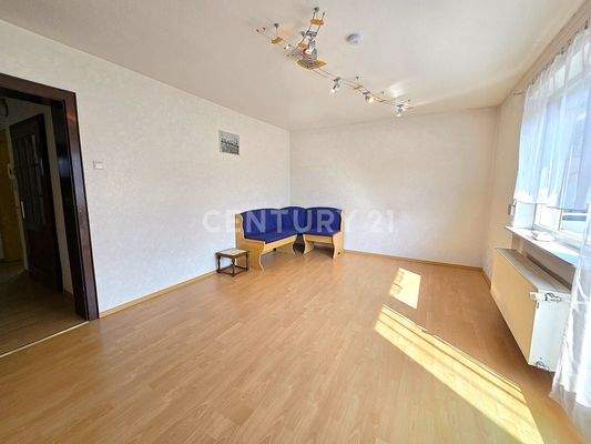 Gegenseite des lichtdurchfluteten Wohnzimmers 