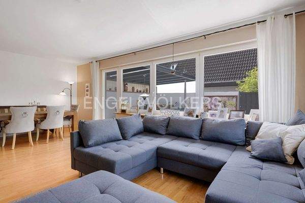 Wohn-,Essbereich mit vorgelagerter überdachter Terrasse