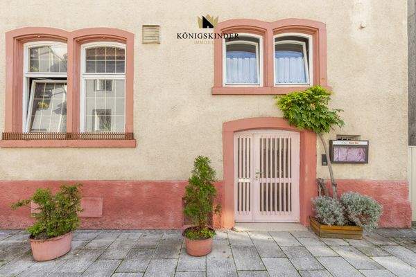 Eingang Gaststätte mit der Möglichkeit Außenbewirtung zu betreiben