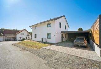 Frontansicht mit Carport