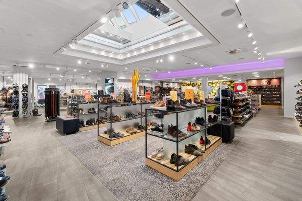 Große Verkaufsfläche mit Belichtung